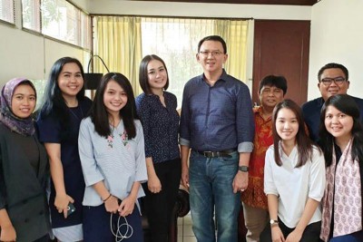 前印尼雅加达华裔首长锺万学(左5)24日出狱后,与21岁女友德薇(左4)以及亲友合照。他证实将很快办二婚。