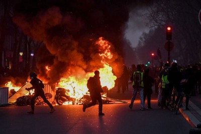 示威者在街上焚烧摩托车等。(法新社照片)