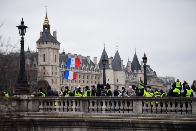 守在桥上的警员阻止示威者过河前往国会。(法新社照片)