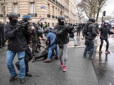 举枪掩护拘捕示威者的行动。（法新社照片）