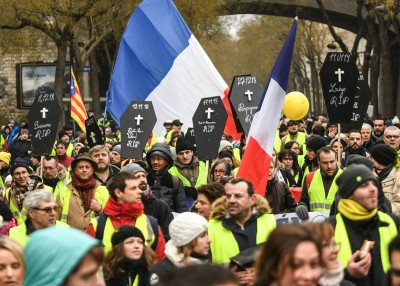 有示威者举起棺材。（法新社照片）