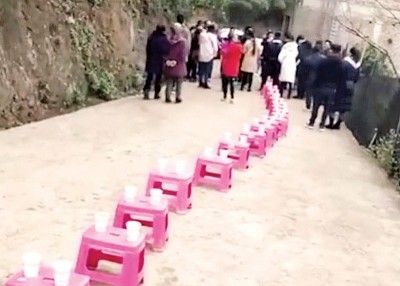 酒阵从新娘家摆到村口。