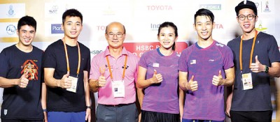 吴蔚昇(右)、陈蔚强(左2)与林钦华(左起)、赛会干事兼泰羽协副会长派山、吴柳莹和陈炳顺合影。