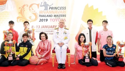 泰国大师赛各单项冠军在领奖后拍大合照，后排右起为陈炳顺、吴蔚昇、陈蔚强和原籍大马的狮城小将骆建佑；前排右起：印尼女单菲特丽雅妮，吴柳莹和主队女双普蒂塔/莎茜丽。