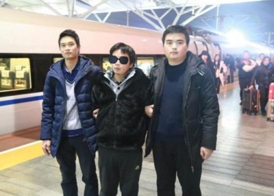 邹某(中)被捕后押回长沙作进一步调查及处理。