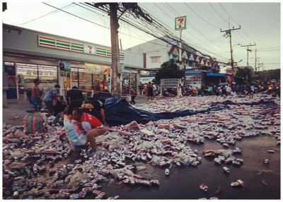 啤酒洒落一地。