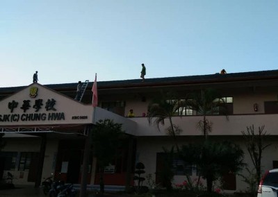 下协成员爬上学校屋顶,将洞口用铁丝网密封起来。