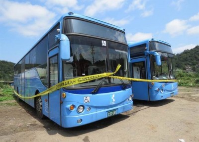 女生遭抛出车辗死的肇事巴士。