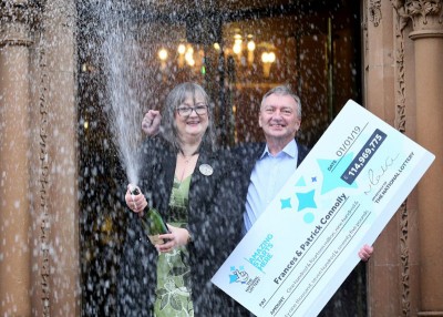 弗朗西丝(左)及康诺利(右)开香槟庆祝。