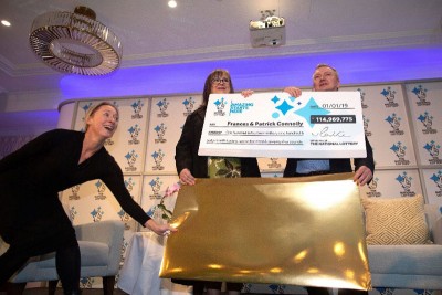 弗朗西丝(中)及康诺利(右)领取大支票。