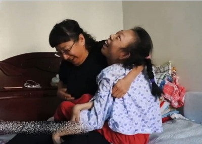 由艳丽1996年在地盘中发现女婴，于是将她带走抚养23年。