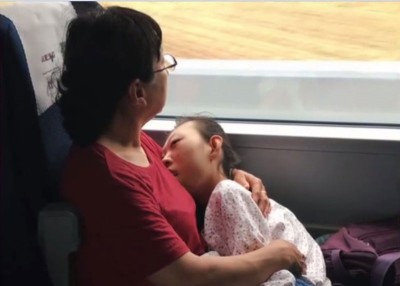 由女为了替养女治病，多年来奔波各地寻找良方。