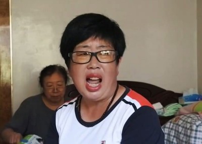 王凯表示，由艳丽为照顾养女单身至今。