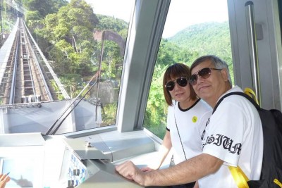 田鸡与妻子乘坐缆车登上升旗山。