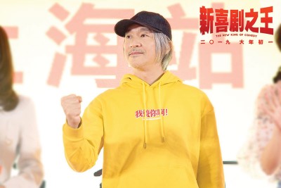 星爷近日自揭过往在电视台当临演时，曾跪地求导演让他重拍。
