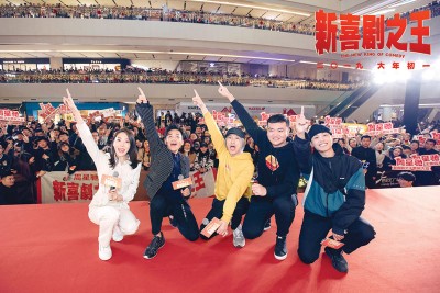 星爷近日带着演员王宝强（左二）及鄂靖文（左一）等，在中国到处宣传《新喜剧之王》。