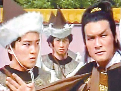 周星驰（左）在无线第1部剧集，就是在《天龙八部》当临演。
