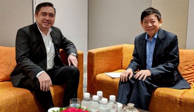 陆兆福（左）与许文远在新加坡会面。