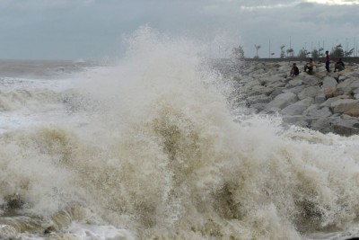受热带风暴“帕布”影响，登嘉楼州海边掀起巨浪。