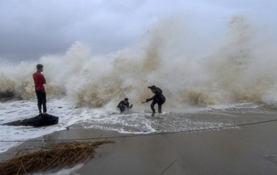吉兰丹州海边掀起巨浪。