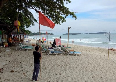 泰国当局在海滩插上红旗警示。