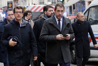 内政部长卡斯塔纳（前排右）到场指挥。（法新社照片）