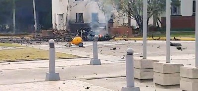 肇事汽车已烧成焦黑只剩支架,四周布满碎片。