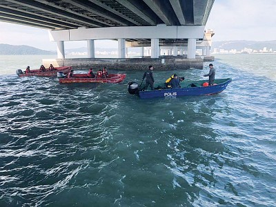 消拯队及水警在大桥一带的海域进行搜救行动。
