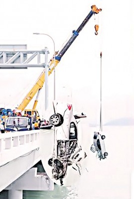 槟大桥曾于2012年11月1日发生首宗连人带车坠海事件,造成一名华裔青年丧命。