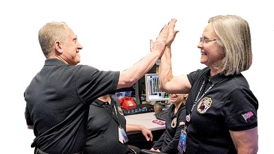 斯特恩（左）与同事击掌庆祝。