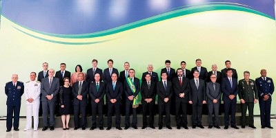 博尔索纳罗与新内阁成员合照。（法新社照片）