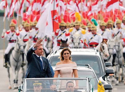 博尔索纳罗在第一夫人米歇尔的陪伴下，乘坐黑色开篷车巡游。（法新社照片）