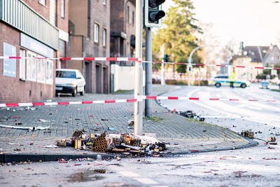 凶徒驾驶马赛地轿车撞向庆祝新年的人群。（法新社照片）