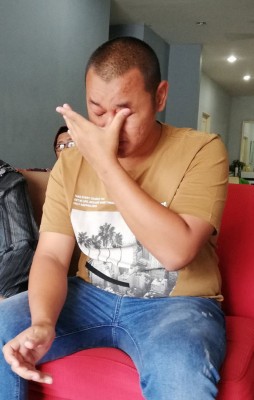 提起首次入狱的害怕经历,阿迪不禁掉下男儿泪。