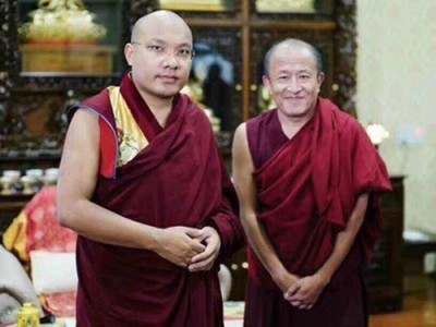 大宝法王噶玛巴（左）和宗萨钦哲仁波切。
