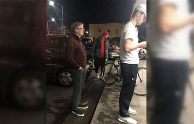 盖茨穿着简单低调地在速食店“Dick's Drive-in”门口排队。