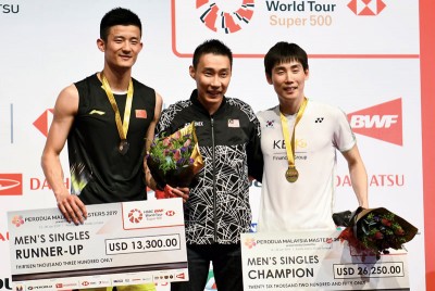 孙完虎力擒谌龙登上最高颁奖台，李宗伟也现身与诺扎(右4)及孙完虎、谌龙合影。