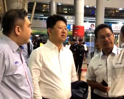 中驻马大使白天应交长陆兆福邀请,乘搭双规电子火车出游。
