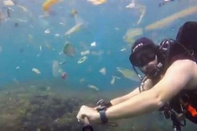  不仅是海滩上，就连海水里也漂浮着数不胜数的垃圾。