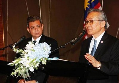 赛夫丁阿都拉（左）到访泰国，与敦巴穆威奈会面。