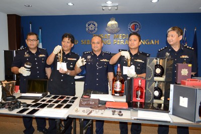 威中警方成功瓦解破门行窃党无,自打获逾10万令吉贼脏,左3自打吗聂罗斯和哈扎兹。