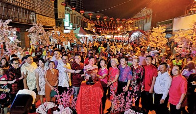 亮灯仪式后，3500盏“鸿运山城”大灯笼正式照亮旧街场。