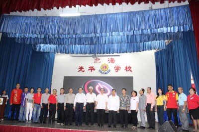 林冠英(左11)及各姓氏代表一同等待触屏仪式推介礼前的合影。
