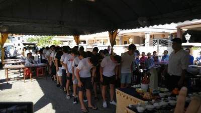 死者生前多位韩江中学校友及同学皆在今晨出席其丧礼,陪匀鉼走完人生最后一段路。
