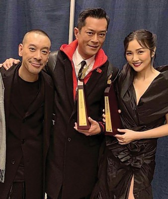 古天乐(中)与谢安琪(右)拿着奖座,与制作人麦浚龙分享喜悦。