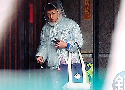 孙玮廷疑似发现狗仔，疑神疑鬼地往外张望。