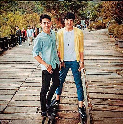 谢佳见一开始并不特别遮掩和孙玮廷的关系，交往初期2人合照也会在IG上出现，被媒体曝光之后才转为低调。