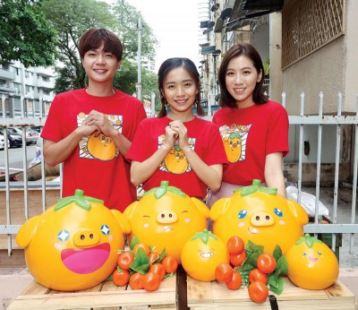 左起盛天俊、陈子颖和陈俐杏向大家祝贺新年So happy。