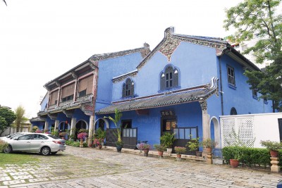 经过时代的变迁，坐落在莲花河（Leith Street）的蓝屋，如今已作精品酒店与古董展厅用途，但最吸引人的，还属二楼Indigo餐厅。