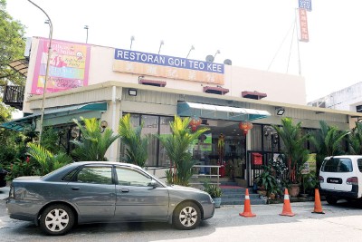 吴潮记菜馆位于峇六拜的斯里里蒙花园，靠近住宅区，营业时间为11am至2.30pm、6pm至10pm，每逢星期三休息，新年期间照常营业。